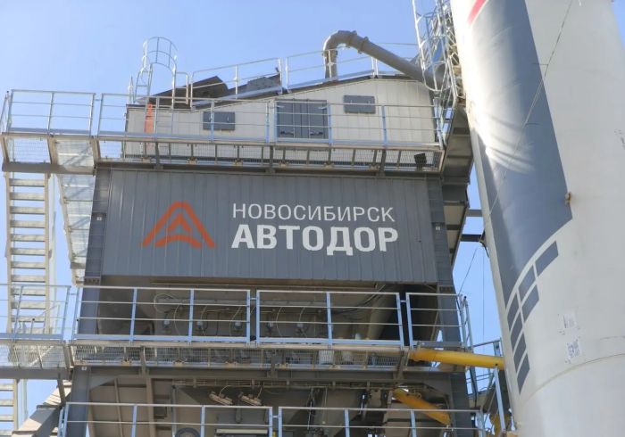 Оформление завода в Барнауле, вид сбоку
